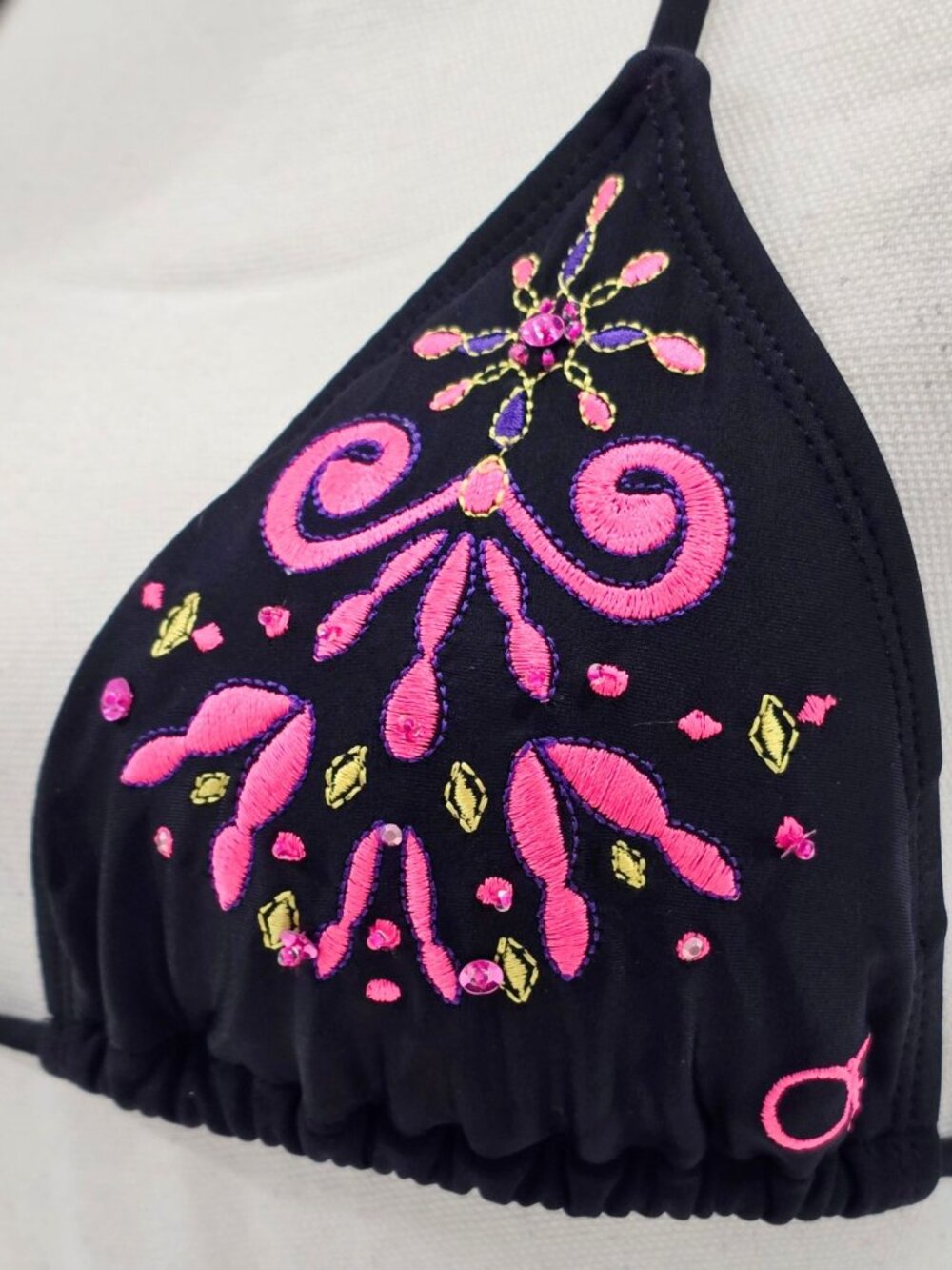 OP ✦ Triangle Bikini Top ✦ Black Pink Embroidered Adjustable Tie Closure Sz M - Picture 5 of 7